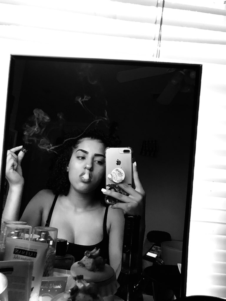 aviannasajous's tweet photo. backwood overdose 🤤🖤 https://t.co/3USEvQO1ZL