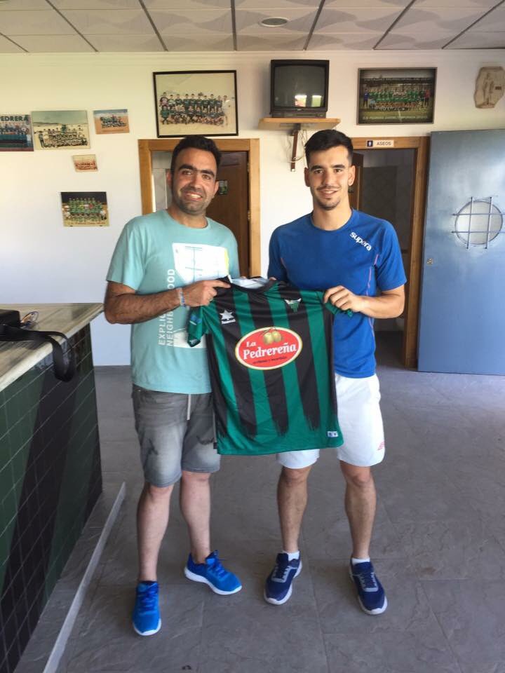 Una bonita manera de empezar un viernes es anunciando la renovación del mejor medio centro defensivo de la comarca. Se llama Juan Antonio BARRANCO. 
Un jugador con imán, poderoso en el juego aéreo, acero puro, de juego fácil, tácticamente excelente  y técnicamente muy dotado