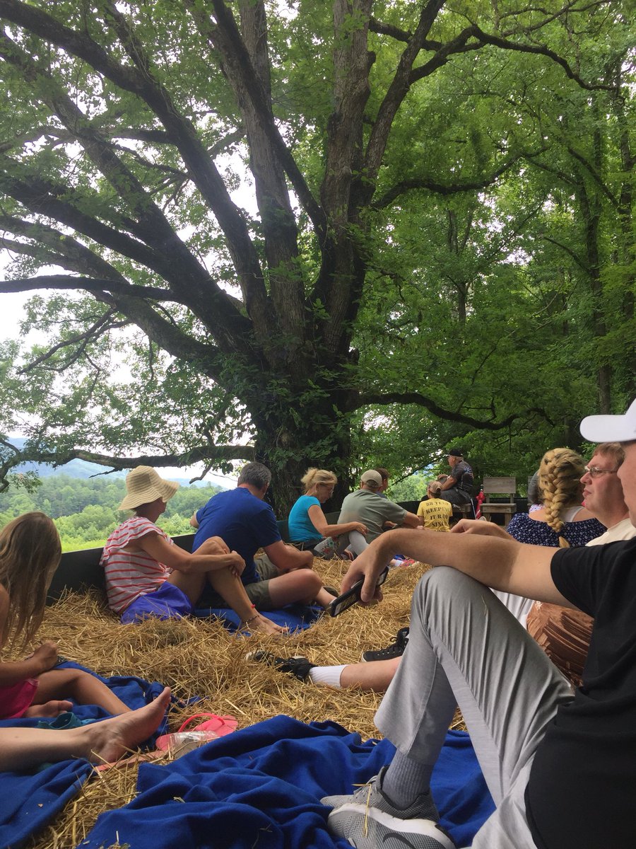 jennleefrazier's tweet photo. Our Cade’s Cove event was a huge success! #DiamondEvents! #PiedmontHospitality #Godscountry @chasiteykyle @carlaogle1 @DemutigG @davidj_daniel @JessieBlask @chertrek @threejimmys @DRIguy2017 @bscotthart https://t.co/45QCwaLLrQ