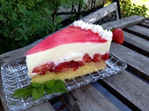 Durch die Götterspeise bekommt diese Torte einen frischen Zitronengeschmack. Im #Sommer, gut gekühlt aus dem Kühlschrank, ein besonderer Genuss.
#lecker #essen #food
buff.ly/2KmWQWi