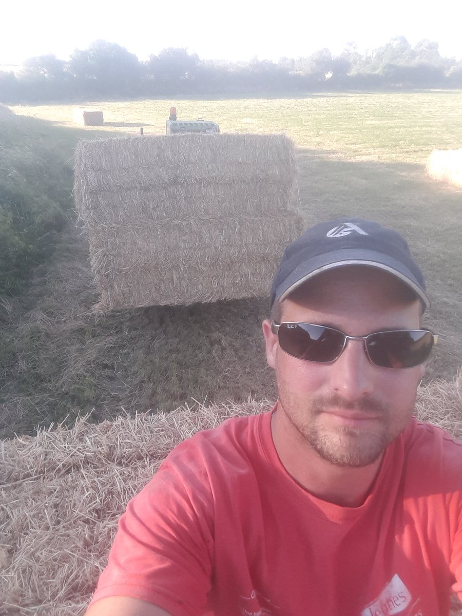 julien_gremaud's tweet photo. Un peu à la bourre mais #selfoin quand même 😉. Maintenant il n'y a plus qu'à finir de grouper et de tout ramener à la ferme. C'est mes fifilles qui vont être contentent 🐄😊. #Agridemain #CeuxQuiFontLeLait https://t.co/7H9XrmMmeT