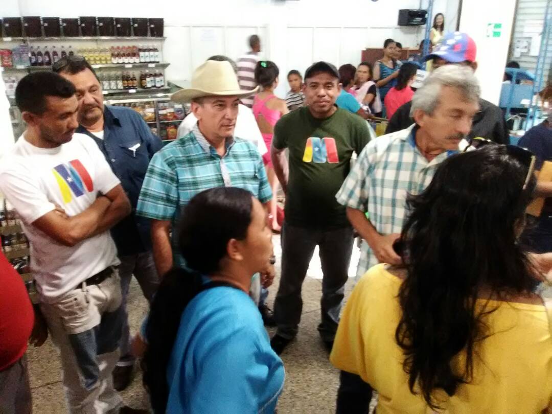 Doujosecam's tweet photo. #EnGuarico || Alcalde @Fgraterol5 junto a José Gregorio Pérez Alcalde del municipio San Jerónimo de Guayabal se organizan para derrotar la usura y el bachaqueo con apoyo del pueblo. #28jun #2Millones100MilYPaLante @NicolasMaduro @josemvasquez @SibciGuarico https://t.co/IXm1YBdtaw