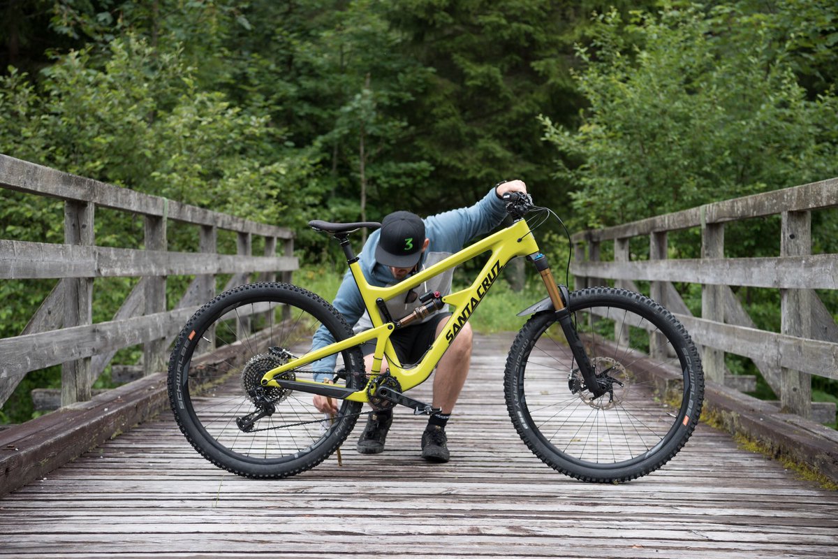 jani5700's tweet photo. This BIKE 💚 | #greenmachine #bikeporn #santacruzbicycle #hightowerLT #XXL https://t.co/uRTocl6WLr