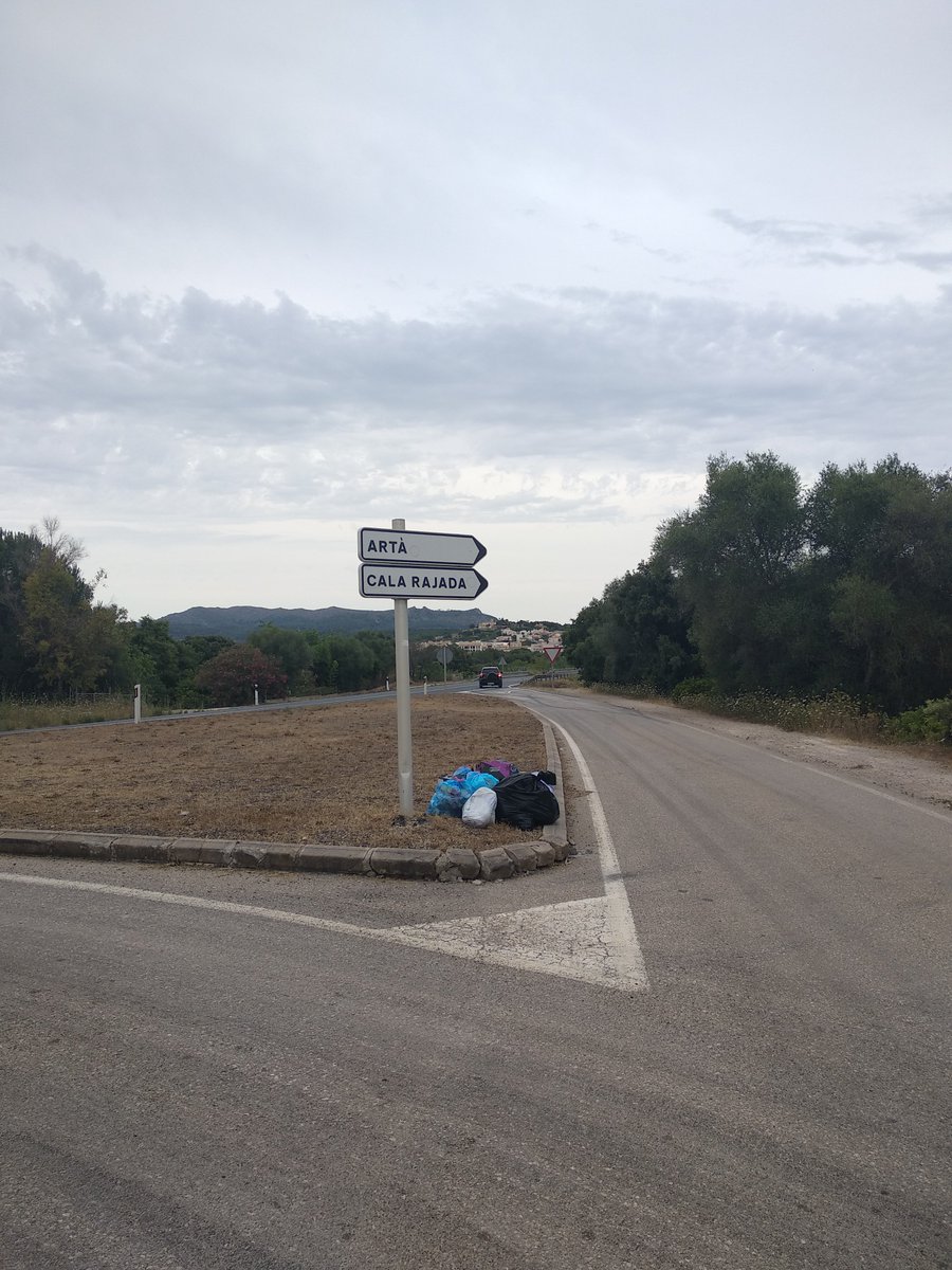 AlternativaArta's tweet image. &quot;increments de despesa energética y de residus&quot;.
Camí de Carrossa. Punt irregular espontani i il.legal de depòsit de residus. N&apos;hi ha més, darreres setmanes. &quot;Economia col.laborativa&quot; li diuen
#SòlRustic #LloguerVacacional #MésLlicències #Zonificació #Consell #CBMA