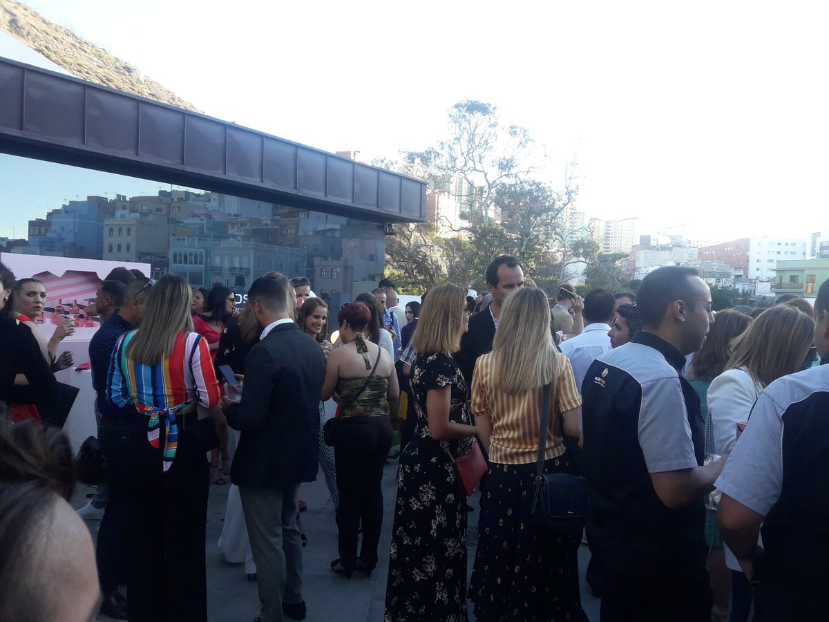 Hypergeek_es's tweet photo. Networking en #TheInfluentialDay cortesía de @INCABE @iqos @CocaCola_es @beefeatergin_ES #BeefeaterPink 📸🍺❤😎 https://t.co/kqECEEmTXU