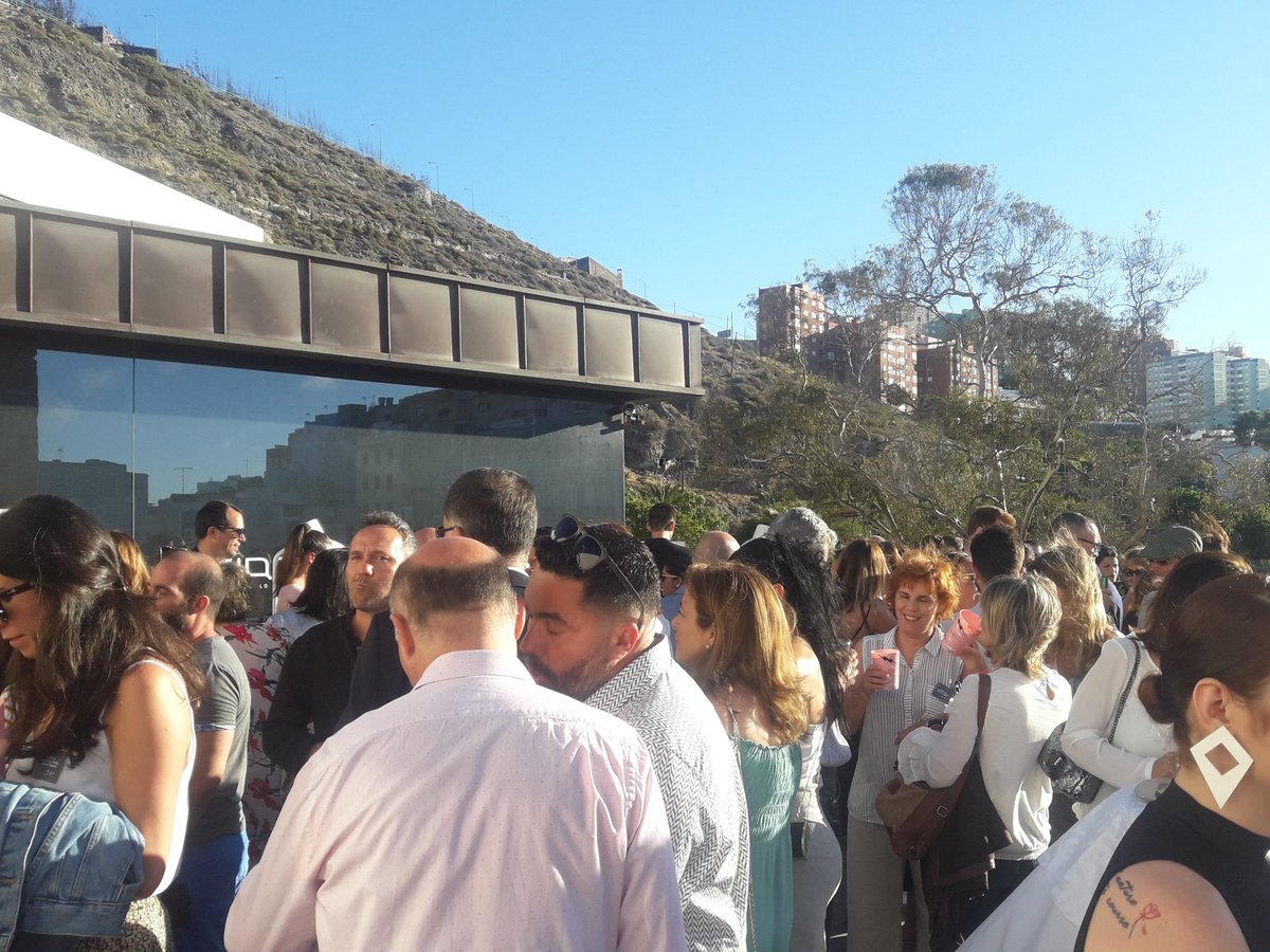 Hypergeek_es's tweet photo. Networking en #TheInfluentialDay cortesía de @INCABE @iqos @CocaCola_es @beefeatergin_ES #BeefeaterPink 📸🍺❤😎 https://t.co/kqECEEmTXU