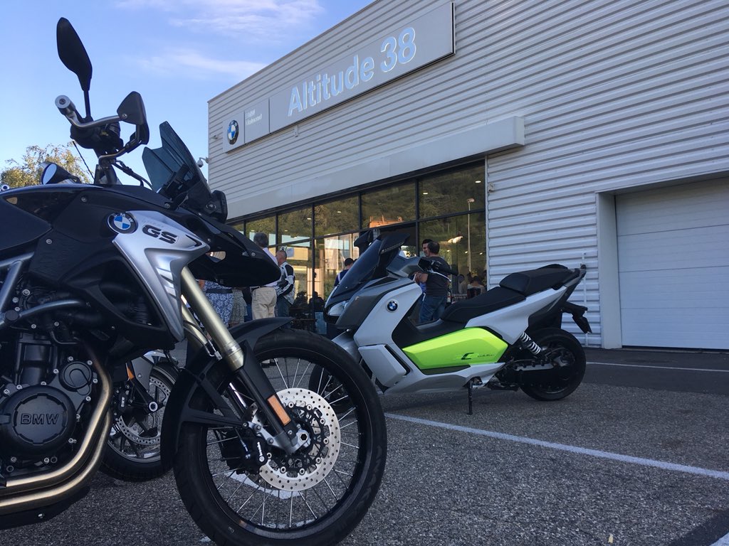 AltitudeBMWMINI's tweet photo. #WeAreAltitude
Barbecue By Altitude - #BMW #Motorrad
On vous attend jusqu'à 23 heures !!!
Découvrez la toute 1ère apparition en public de notre concept, la « BMW R #nineT Racermeister », spécialement conçue et préparée pour le #CustomContest 2018 !!!
#Altitude38 Vienne 👍🏻😊 https://t.co/svg6NbNXXh