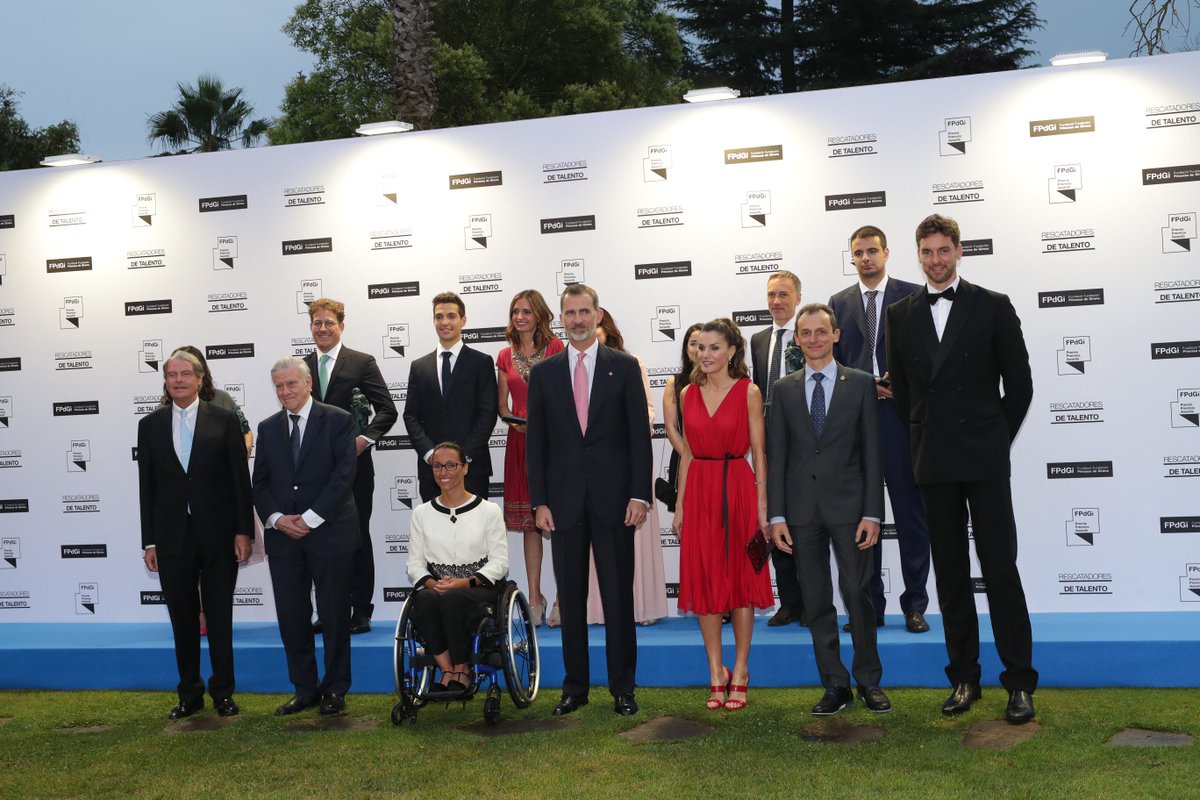FPdGi's tweet photo. 🏅¡Enhorabuena a los premiados! Os deseamos un futuro repleto de éxito: @SoleaMorente, @Pablo_Ferrandez , @AranchaMtnez_, @MariaEscEsc, @GMinguezEsp y José Miguel Bermúdez (@bound4blue). #PremisFPdGi https://t.co/Ypn1KW7VfY