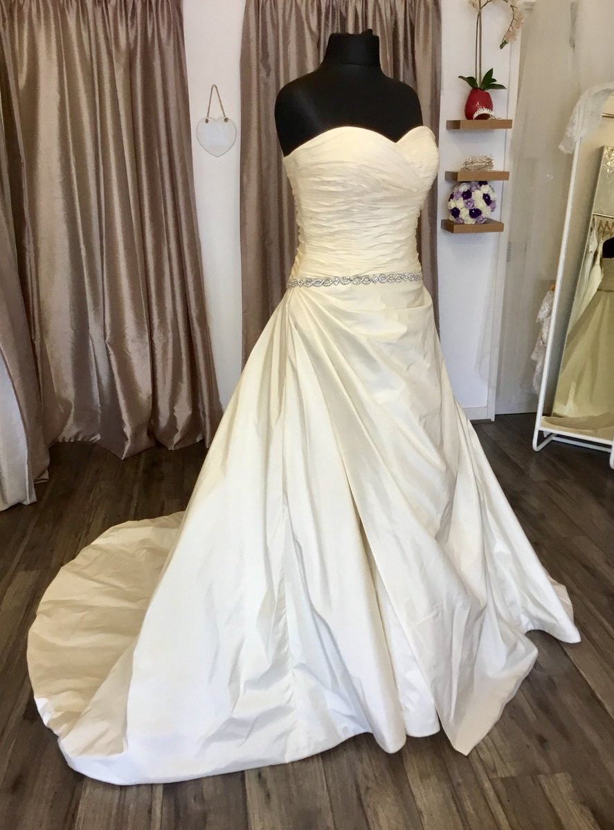 This stunning dress has come direct from the designer Madeline Isaac James, it is a size 16
Was £1899
Now £1000 💗💗💗
Just call 02476674004 or email coventry@bridalreloved.co.uk to book your private consultation 💗

#bridalreloved #bridalrelovedcoventry #weddingdress #bridetobe