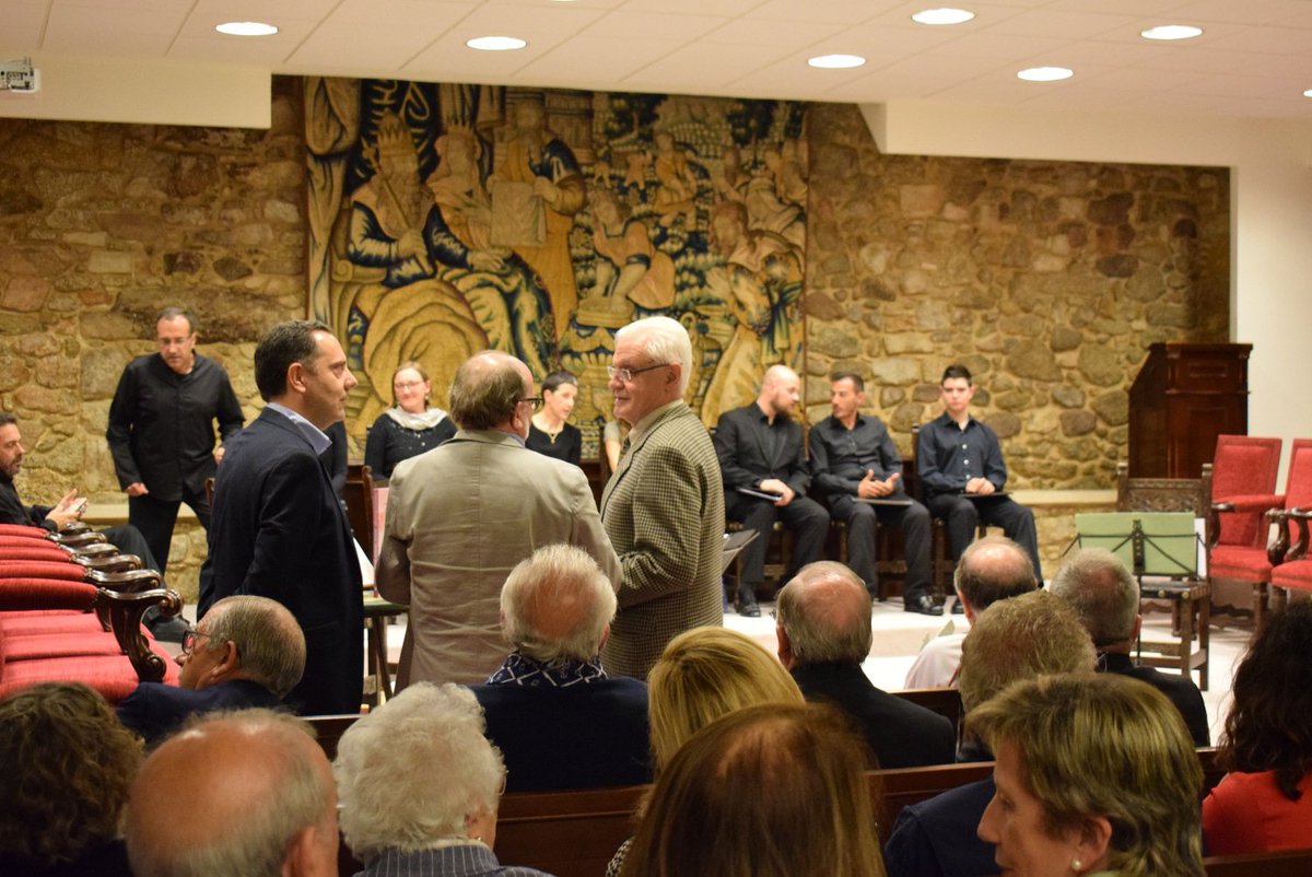 AcademiaGalega's tweet photo. Resonet enche coa música de Manuel Feijoo a RAG. As composicións do padre franciscano funcionan "como unha banda sonora para as nosas letras", salienta @carlosnunezdeza:   "https://t.co/lik1veglLU @armuni edita o terceiro e último volume coa súa obra. https://t.co/MBunSR10Av