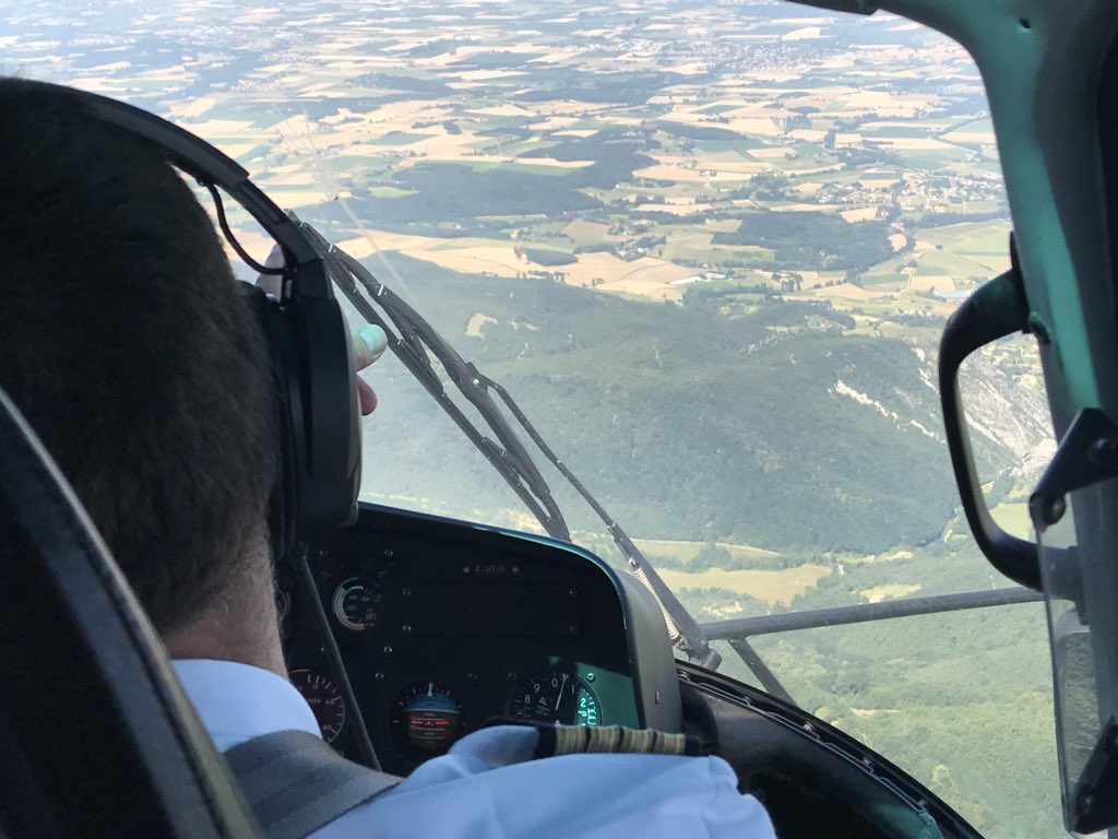 RBProNum's tweet image. Aujourd’hui j’ai eu la chance d’être invité par un client pour une ballade en hélicoptère. 
Un grand Merci à lui et son partenaire pour cette invitation.
Pour voir plus loin, prenez de la hauteur.