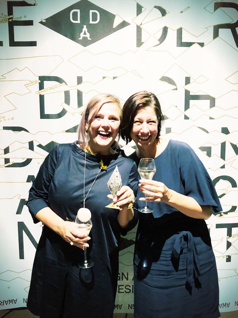 social_label_'s tweet image. #sociallabel uit @shertogenbosch ontvangt de prestigieuze  @designawards #BestClient 🙌🏼 @dutchdesignweek @DDF_Tweets  @KazerneEhv #eervol #award #dssign met #betekenis