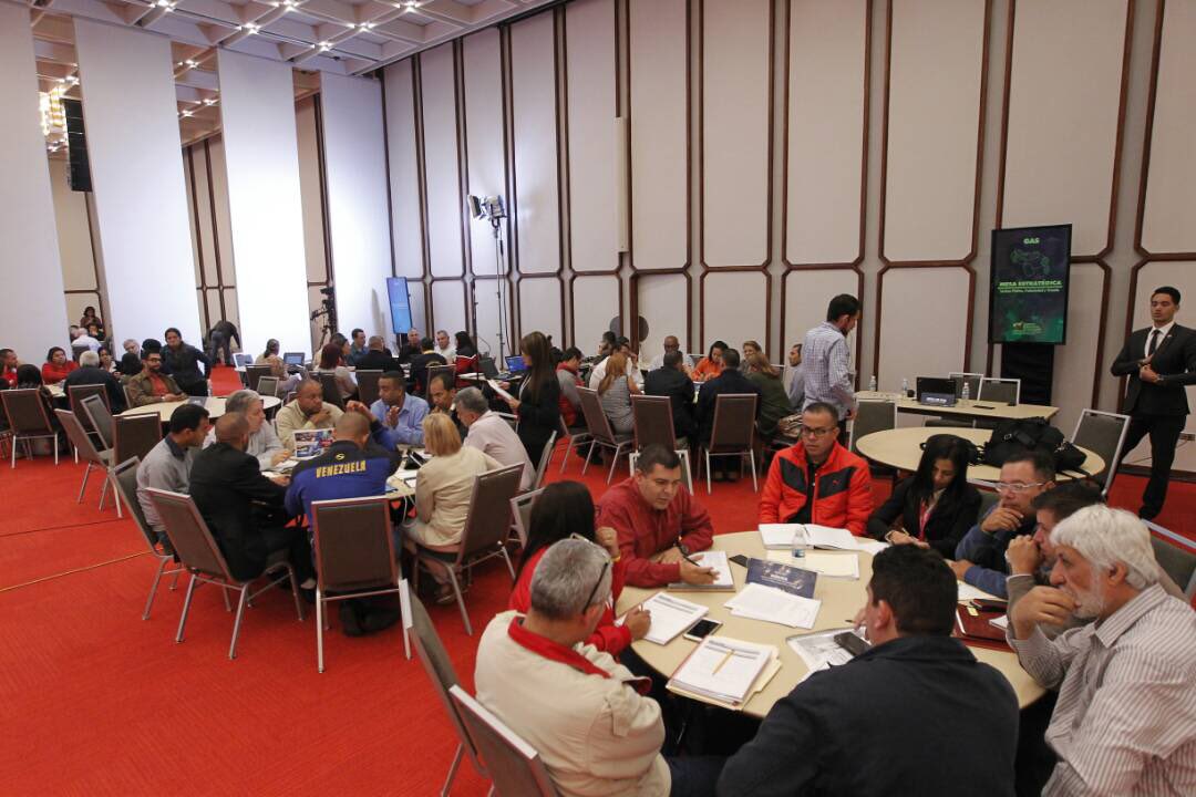 Por instrucciones del Pdte. <a href="/NicolasMaduro/">Nicolás Maduro</a> nos encontramos realizando mesas de trabajo para establecer estrategias y soluciones a los servicios públicos, vivienda y productividad para el desarrollo social del país,entorno a las 6 líneas del Plan de Acción del Gobierno Bolivariano