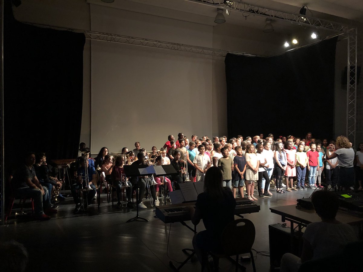 CollegelouiseM's tweet photo. « Une bouteille à la mer » à la salle Nelson Mandela, un merveilleux spectacle musical des élèves du collège Louise Michel et des écoles La Fontaine et Jules Verne.
Félicitations aux élèves et à leurs professeurs. https://t.co/05lmp7oq1g
