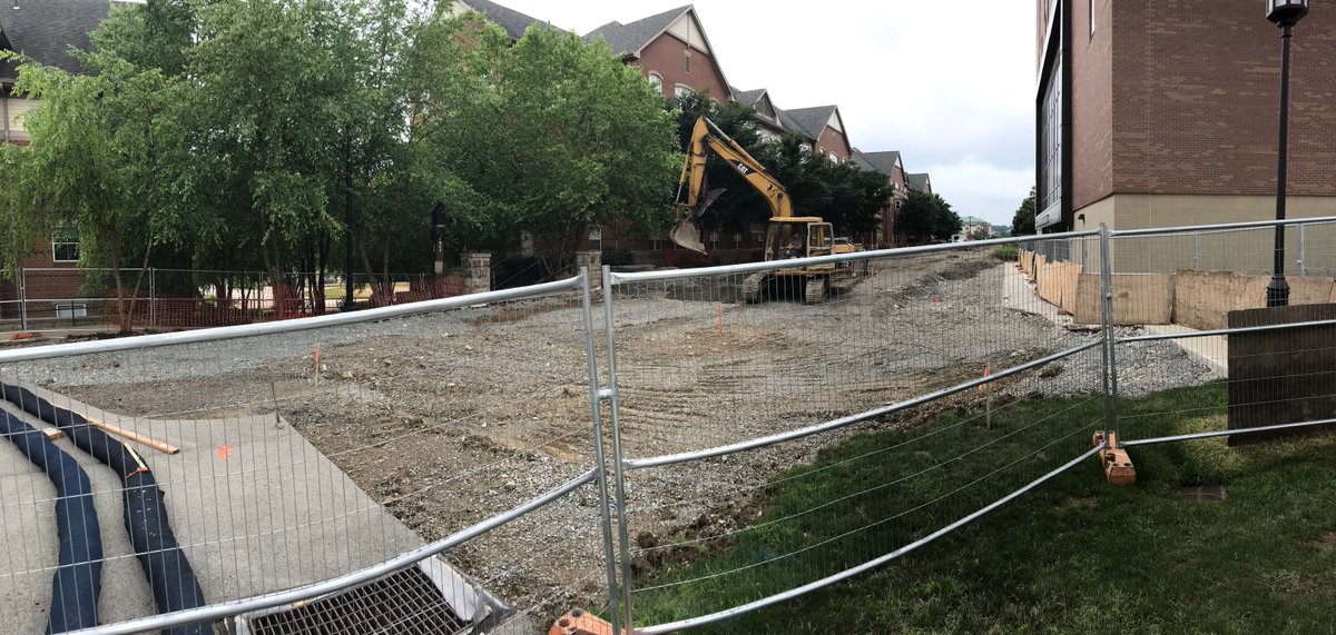 IUP_SPC's tweet photo. Hard at work on #GrantStPark ! #studentgiving #seniorclassgift #IUPphilanthropy #philanthropy #greenspace https://t.co/70ymoJvNV6