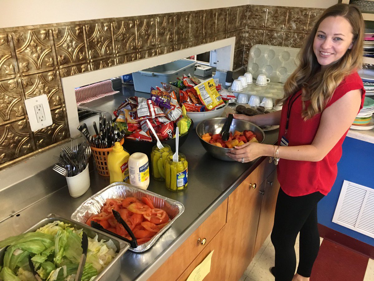 SimplyReferable's tweet image. We volunteered at Sarah’s House! We made sandwiches, and we had a great time! Sarah’s House is a housing program offering emergency shelter and project-based housing for families experiencing homelessness. Learn More: bit.ly/2KiQXu8

#SimplyReferable #NeverTooBusy