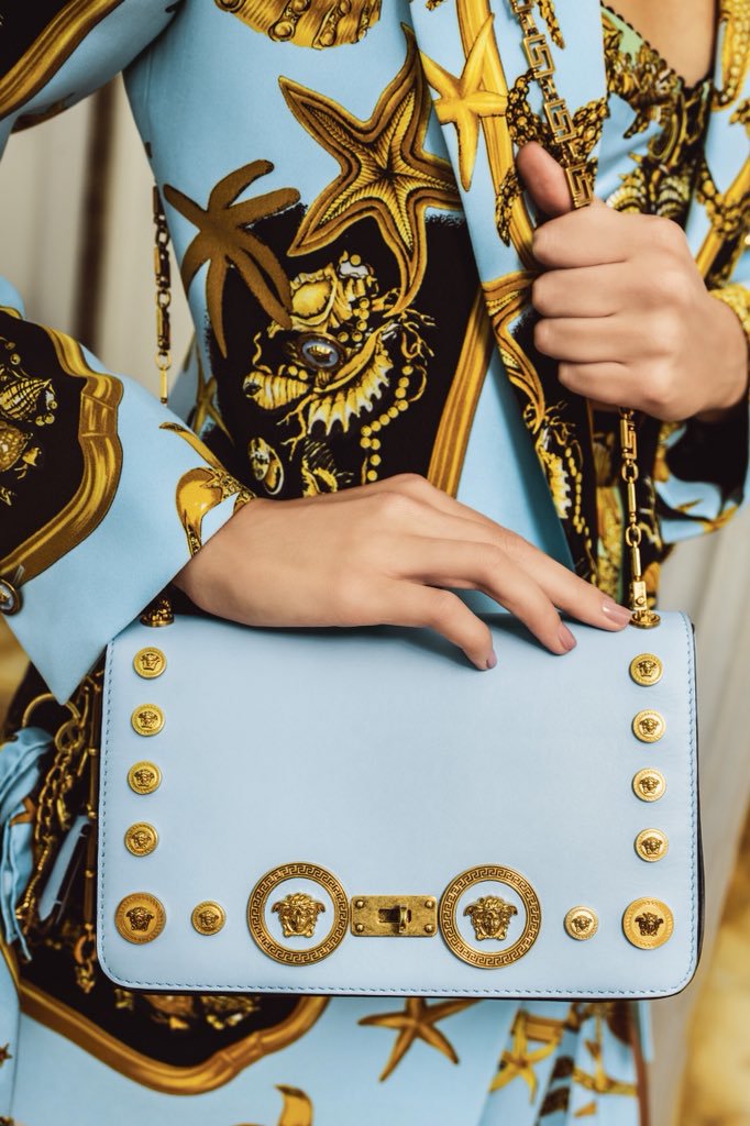 MooketsiMafora's tweet photo. #yoh check out the real Versace very hot👌👌👌👌👌👌👌👌👌✌✌✌✌✌✌✌✌✌✌👍 https://t.co/Fv8mlUM9kO