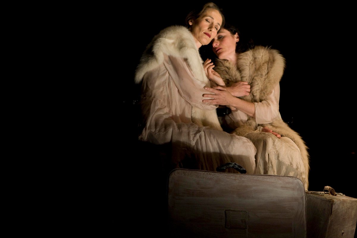 TRAGYCOM's tweet photo. Dos actrices cuya complicidad facilita la transmisión de esa corriente pasional tan visible, de esa danza de dos almas etéreas. #Amiga  en @TeatroTribuene  Escrita y dirigida por #Irinakoubersakaya y con @RocioOssunaak y #CatarinadeAzcárate  Así lo vivimos https://t.co/oXEN2MeDWL https://t.co/1g90rOEuWy
