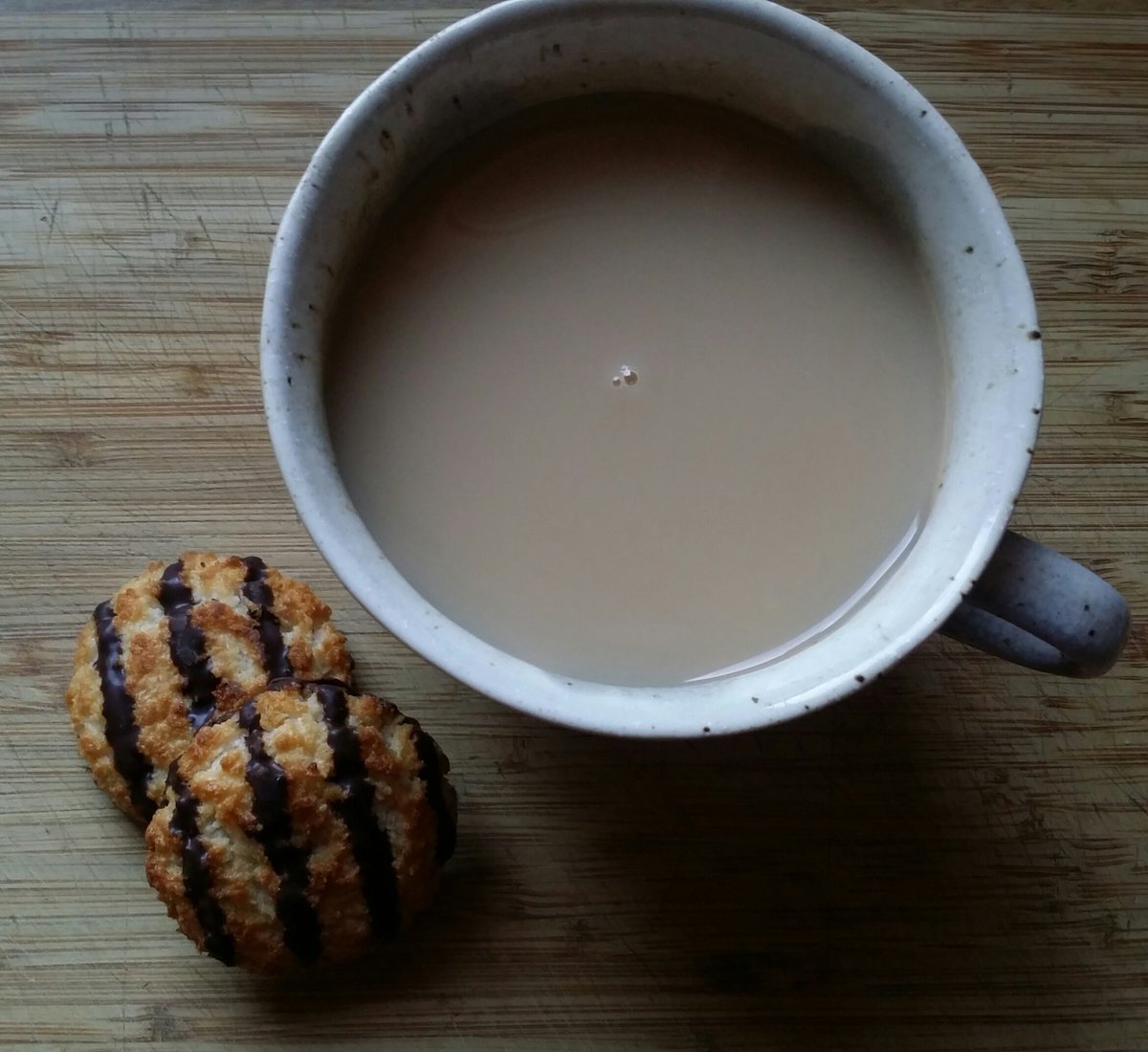 minijaffa13's tweet photo. I'm not really one for biscuits/cake but I do love a Mrs Crimbles Coconut Macaroon from @MusselburghCoop p.s Don't judge me by my tea shade 🙌 #WeakTea #StrongGin 👍 https://t.co/Gfj06b2noY