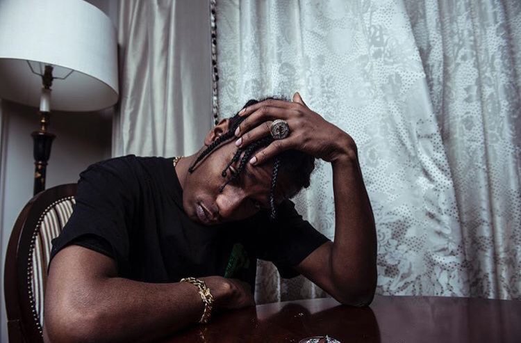 Naiwne pytanie czemu znów pije sam
Znałabyś odpowiedz jak posłuchałabyś ciszy raz