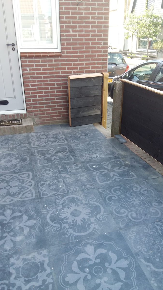 Uwhovenier1's tweet photo. In Wijk 6 mochten we een nieuwe straat van Portugese keramische tegels leggen en een schutting van Douglas hout plaatsen.
Wij wensen het pas getrouwde stel veel geluk! https://t.co/LfCeyt4d4F