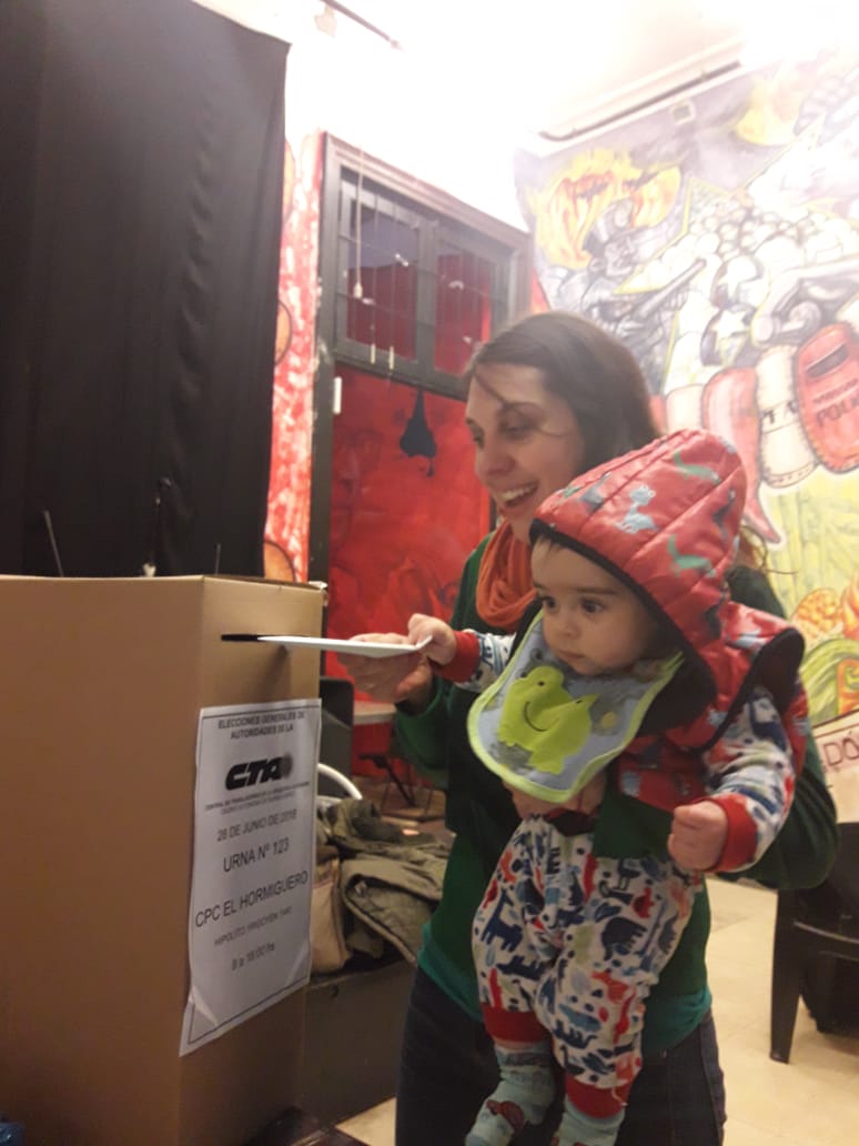 MPLHChavez's tweet photo. #Ahora seguimos hasta las 18hs votando por la unidad!! 
#EleccionesCTA #CTACapital #LaUnidadEsElCamino 
@HormigasEnLucha @ctadetodxs #BuenJueves https://t.co/PxroGAy5XU