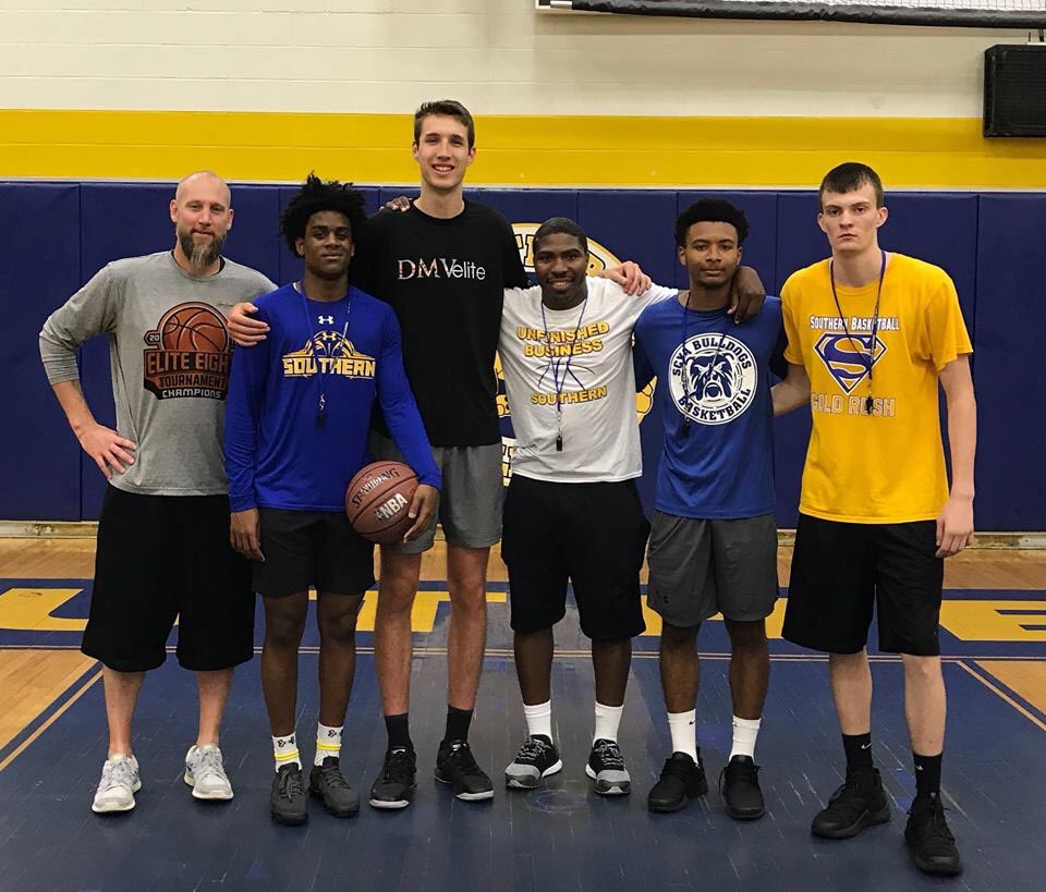 SouthernAAhoops's tweet photo. 2nd Annual SCYA Bulldogs Basketball Camp (Boys) π
Day 1 : Thanks to former Bulldawg & current @UMBC_MBB Retriever, Brandon Horvath, for never forgetting where he came from.
Great week so far, @Btrott_34 (SCYA President).
#SouthernvsEverybody #SCYA #community https://t.co/OaGWLY9NNv
