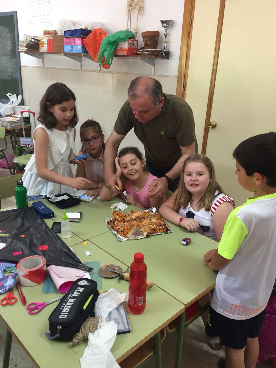 SAFAAlcala's tweet photo. Alumnado 3º EP #DeliciousPizzas Do you like pizza? Han aprendido a elaborar recetas en inglés #WeHaveFunLearning #CreativeLearning #SobreTodoGRACIAS #ProgramaÁgora #YoConSAFA 🥰 https://t.co/f7rCShkpRT