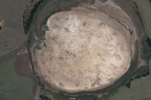 Artista anónimo dibujó un pene gigante en el fondo de un lago en Geelong, Victoria, Australia. La obra de arte es tan grande que se puede ver desde el espacio. La descubrieron en Google Maps.