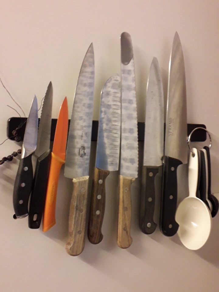 DragonKnight422's tweet photo. I've infiltrated @oreoish's home and found her knife collection. Terrifying. Help. https://t.co/ugw6y80AV5