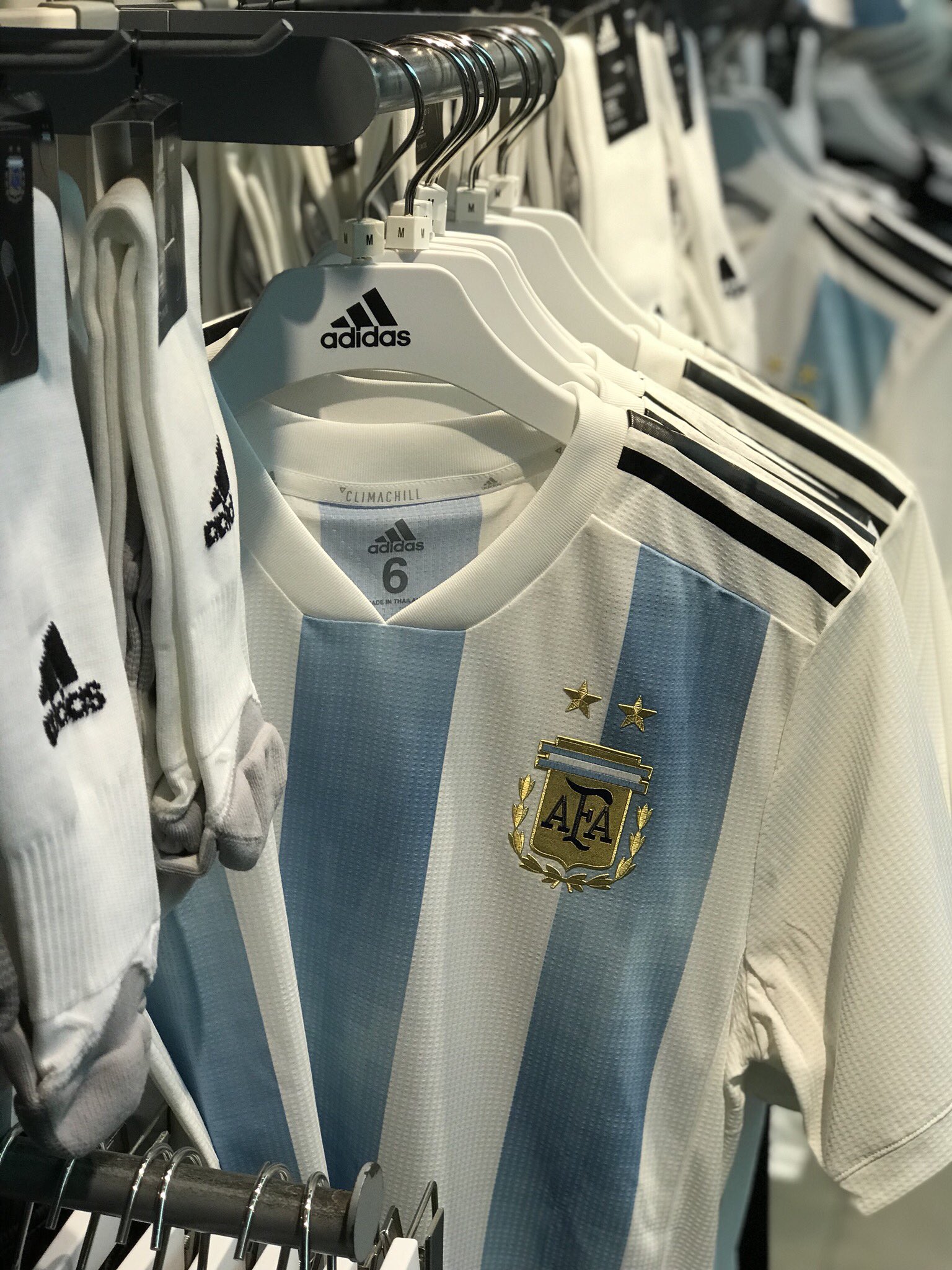 Lacasaca on Twitter: digo que en Argentina la camiseta CLIMACHILL vale 75 dólares. A valor internacional es una verdadera ganga... https://t.co/nuT5zjNnRA" / Twitter