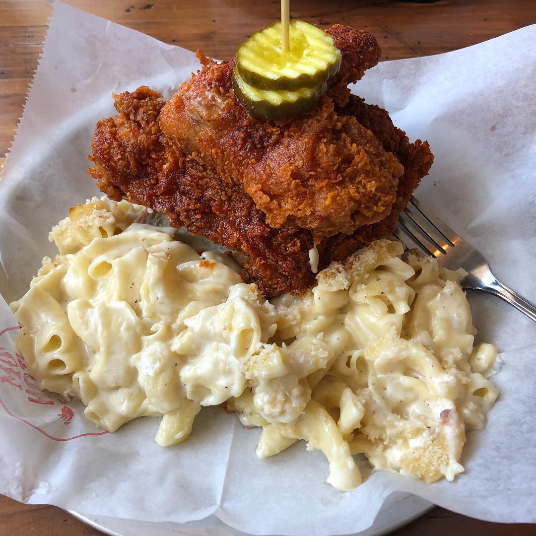 You’ve never experienced pure bliss unless you’ve had a plate full of mac-n-cheese + juicy, mo’ hot chicken right in front of you 😍

📷: <a href="/BTnTHX/">Brian Taylor @ Fantastic Fest</a>