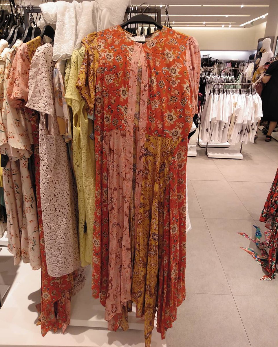 martinanewsbra's tweet photo. O vestido que a Tini usou no vídeo clip "Consejo de Amor" está disponível na Zara por £ 39.99 https://t.co/edxuQMaIud