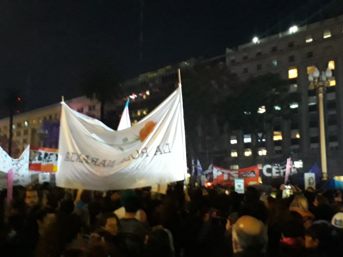 Ya estamos en Palza de Mayo para decir #BastaDeTravesticidios 
A las 20. escuhá nuestra cobertura por <a href="/presenteradio/">Radio Presente!</a>