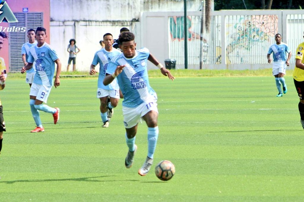 REmelecista's tweet photo. PARA EL PROGRAMA DE #GenteAzul!!

#SilvanoEstacioJr, "Tengo 3 años de contrato con Emelec. Independiente del Valle, El Nacional y BarcelonaSC estuvieron interesados por mí, pero mi sueño es debutar con Emelec"
Vía: @InfoCSE_ https://t.co/dFLYPRmy0c