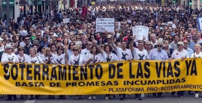 Óscar Urralburu Arza (@oscarburu) on Twitter photo Hoy la gente del <a href="/SoterramientoMu/">SoterramientoMurcia</a> sonríe y Podemos lo hace nosotros con ellas. ¡Enhorabuena pueblo de Murcia! Lo habéis conseguido. 30 años y 304 noches después llega la victoria. #MurciaLibreDeMuros Hoy la gente del <a href="/SoterramientoMu/">SoterramientoMurcia</a> sonríe y Podemos lo hace nosotros con ellas. ¡Enhorabuena pueblo de Murcia! Lo habéis conseguido. 30 años y 304 noches después llega la victoria. #MurciaLibreDeMuros