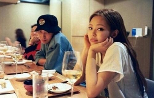 A family dinner. GD and Jennie sat next to each other.