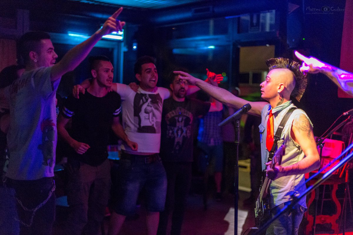 Error404_Music's tweet photo. Come promesso, ecco le info per il #concerto di questa sera alla #NotteBianca di #Tradate. Suoneremo alle 21.30 in centro città, per la precisione di fianco all'ENOBAR. Altro che google maps 😎 A dopo!

#StayError #FNF #FutureNotFound #Punk #Rock #Gig https://t.co/8Q75oru8o7