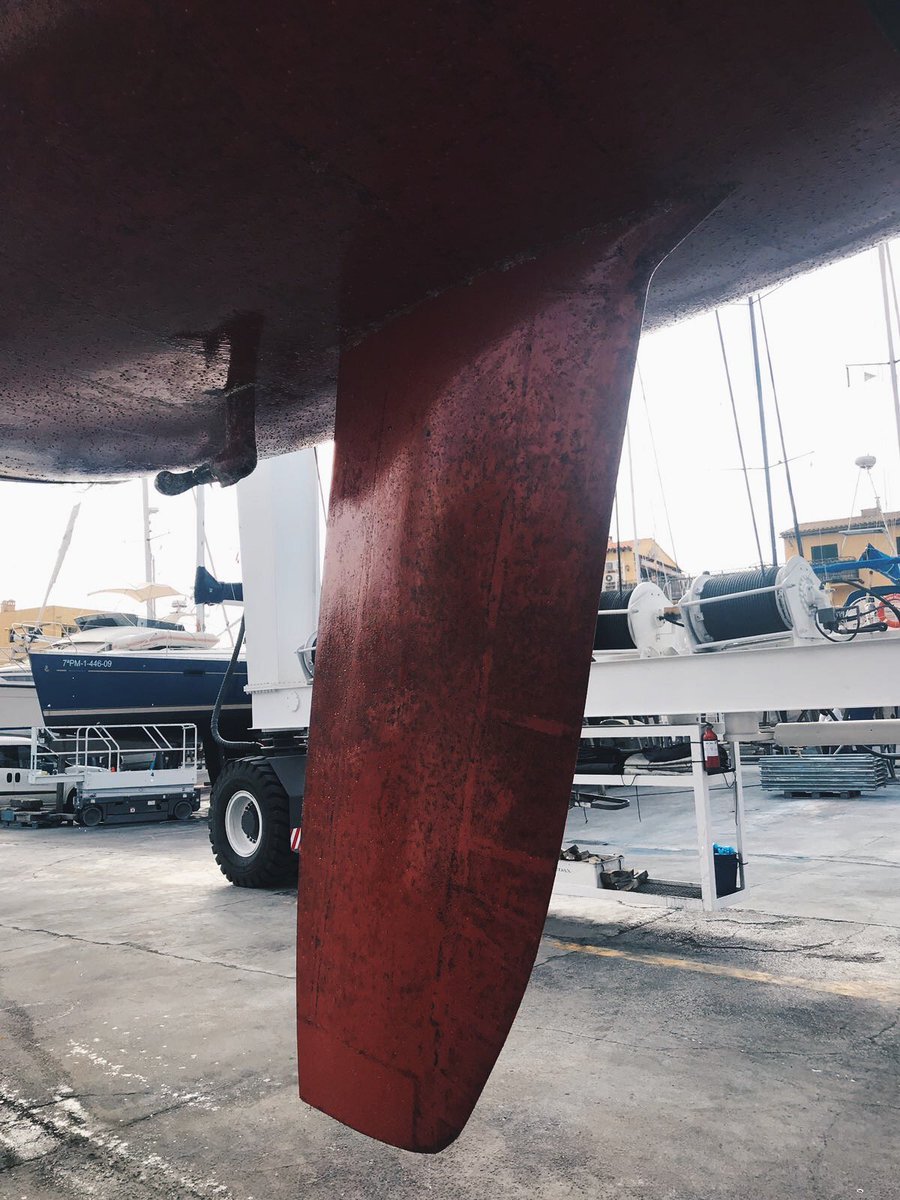ApplyBoat's tweet image. Izado de revisión del velero Crosswind. Éste es el aspecto que presenta el antifouling MacGlide despues de 10 meses sin navegar, amarrado en aguas de Mallorca. Mínima presencia de fouling en el casco, que además va a salir sin esfuerzo. Una limpieza rápida y fácil.