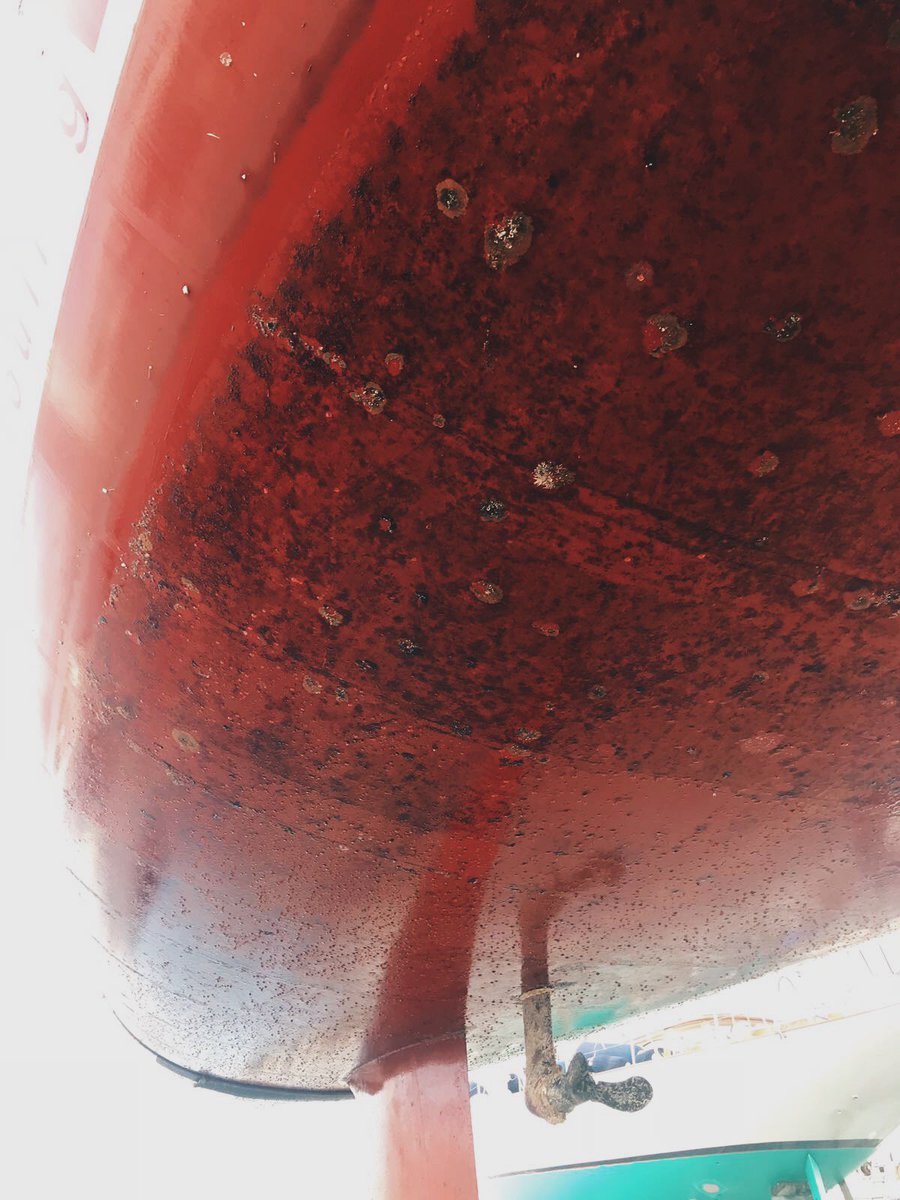 ApplyBoat's tweet image. Izado de revisión del velero Crosswind. Éste es el aspecto que presenta el antifouling MacGlide despues de 10 meses sin navegar, amarrado en aguas de Mallorca. Mínima presencia de fouling en el casco, que además va a salir sin esfuerzo. Una limpieza rápida y fácil.