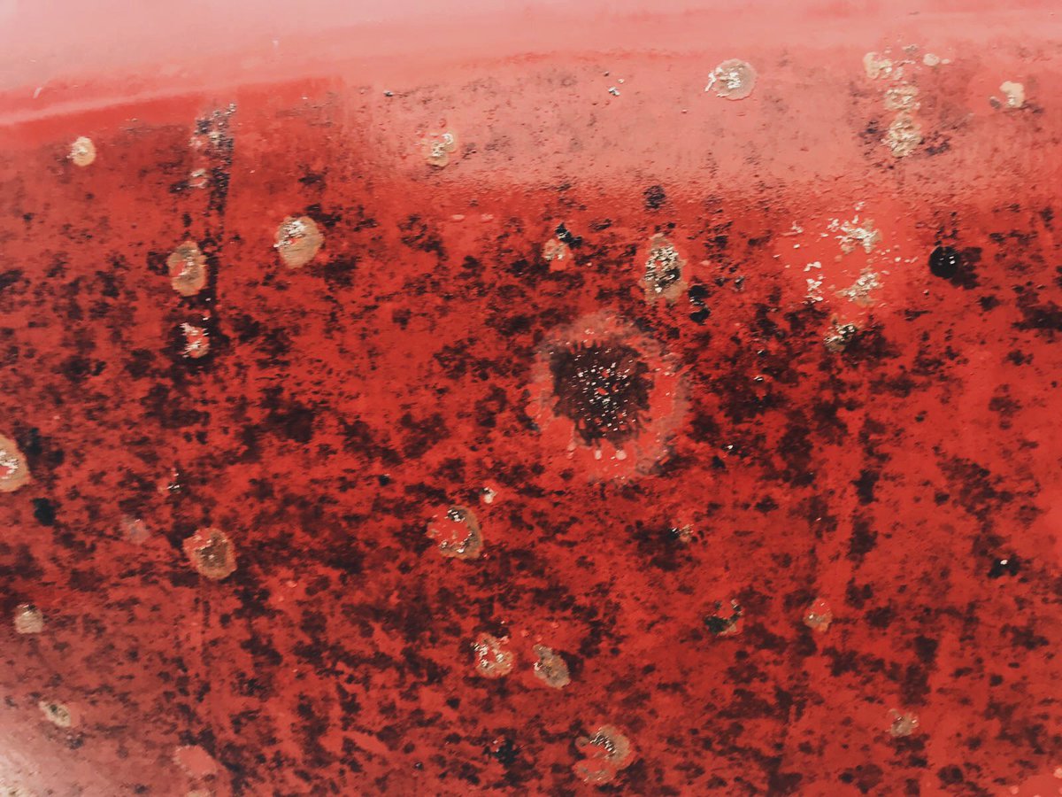 ApplyBoat's tweet image. Izado de revisión del velero Crosswind. Éste es el aspecto que presenta el antifouling MacGlide despues de 10 meses sin navegar, amarrado en aguas de Mallorca. Mínima presencia de fouling en el casco, que además va a salir sin esfuerzo. Una limpieza rápida y fácil.