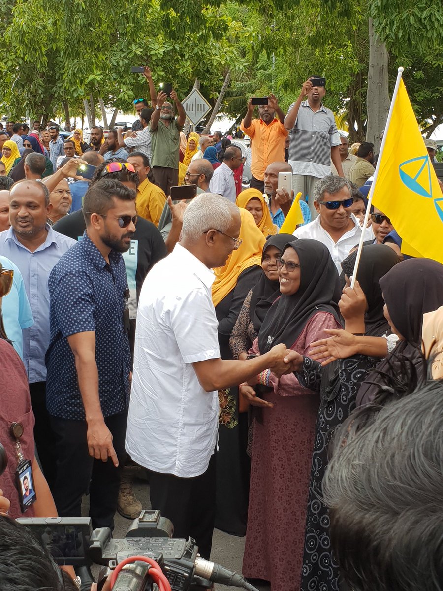 Hassansaiid1's tweet photo. #Live MDP adhi Gulhifaivaa Siyaasee Party thakuge Riyaasee Candidate Hon.@ibusolih ah maruhaba dhennevun Addu City #Gan https://t.co/l78LH23NWZ