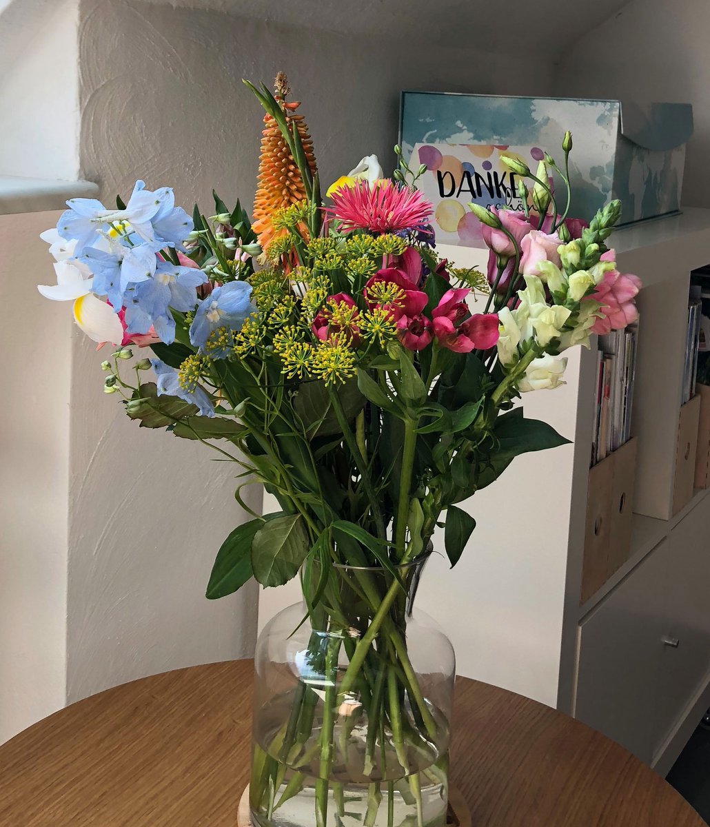 Oh, wie schön! Eine dankbare Kundin schickt mir Blumen per Paketdienst 💐📦☀️ Was für ein wunderschöner Blumenstrauß!!! Danke, liebe Christine von DWW desperate-workwives.net