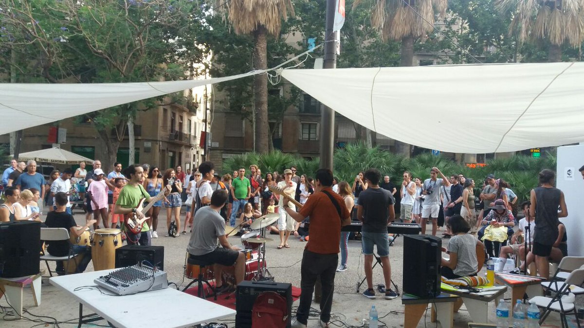 Mañana a partir de las 12 h estaremos en <a href="/kn60lab/">KN60lab</a>, en la Rambla del Raval, conversando en la radio con jóvenes sobre su experiencia en el proyecto, sobre el #Raval, su memoria del barrio y de las memorias migrantes #ComunitatsDeMemoria #ravalejant x.com/kn60lab/status…