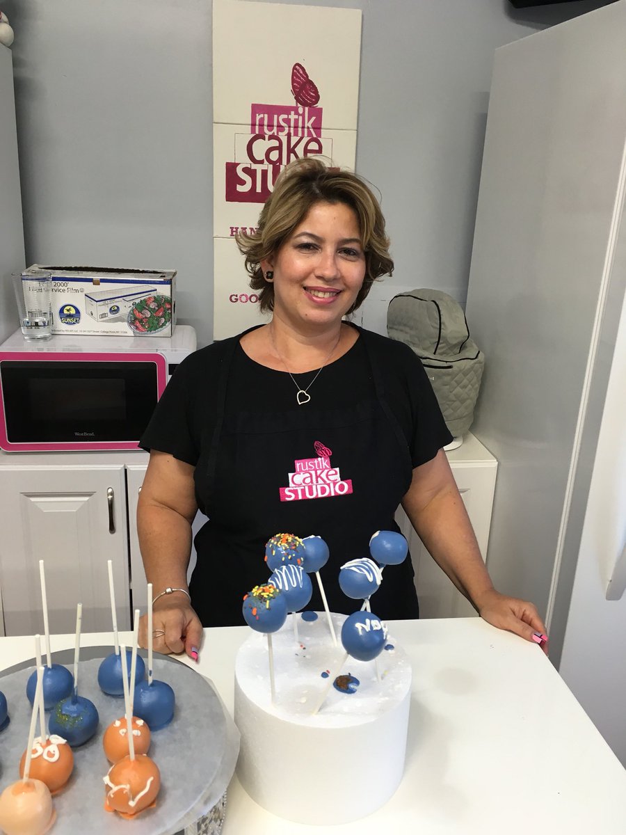 rustikcake's tweet photo. What a wonderful cake pop class โ๏ธ thank you so much girls you did a great jobโ๏ธ #rustikcakestudio #rociofukuda #cakepopclass #cakepops #cakedecorating #cakedecoratingclass https://t.co/De6Ew75n8a