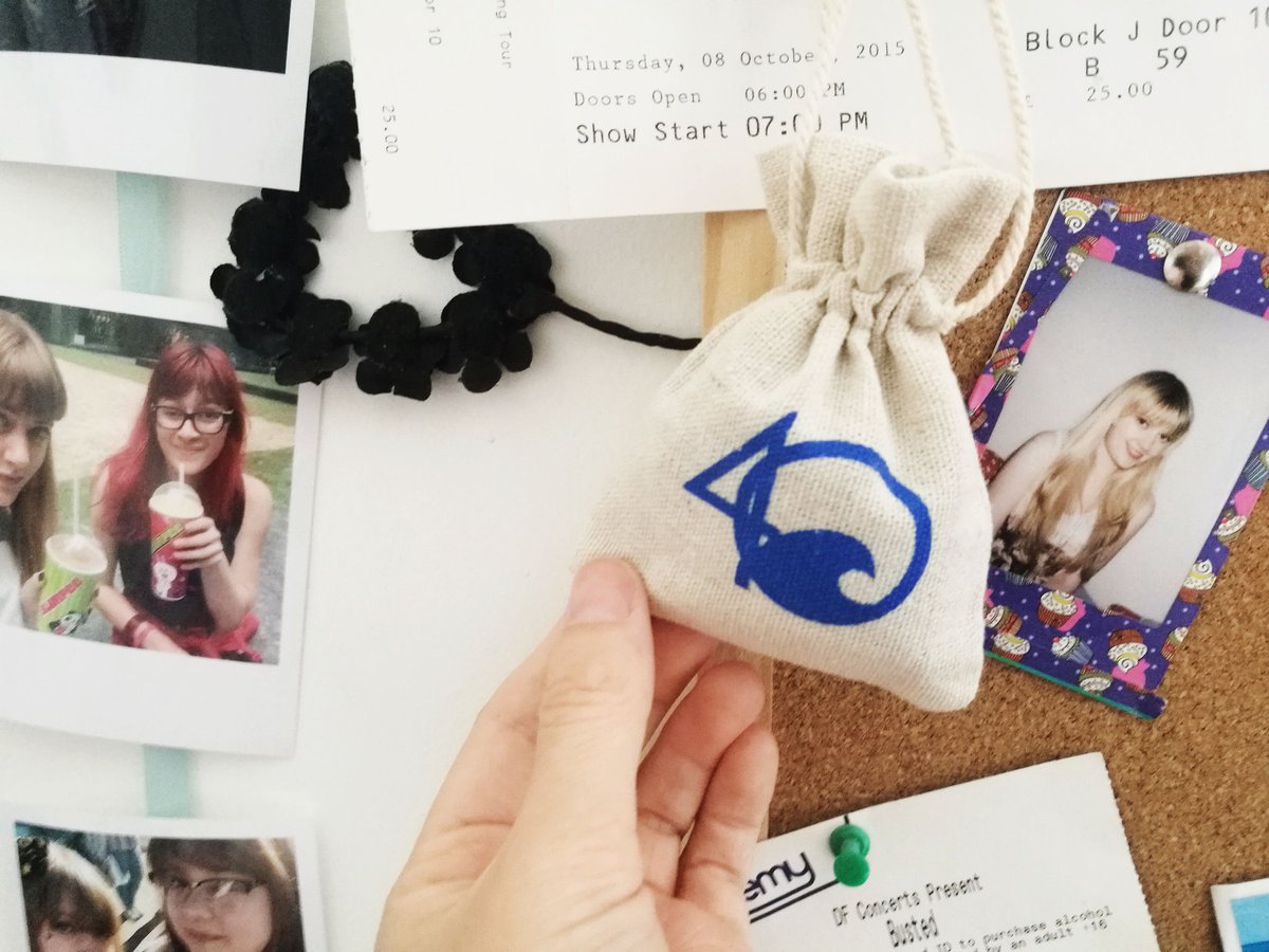 agentlegail's tweet photo. Its no secret that I support the work of @4OceanBracelets (if you didn't know, I have a blog post written about them 😉) I've been trying to be more focussed on my single use plastic usage and reusing where possible (like my 4ocean pouches which hold my travel bands) #4OceanLife https://t.co/KVg3vUw8rx