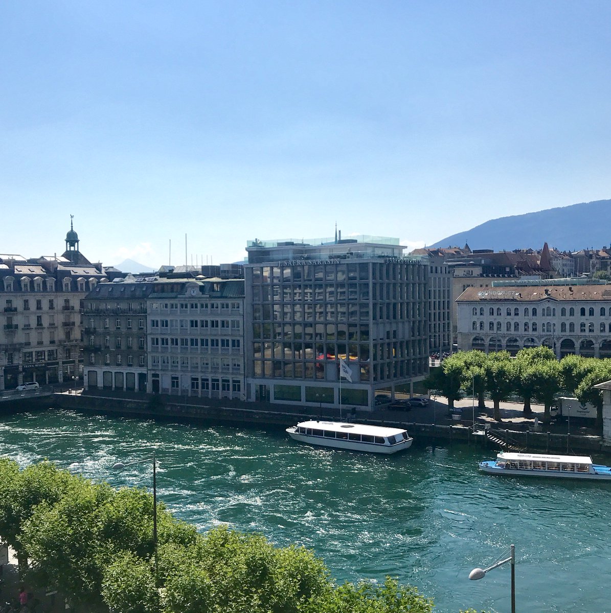 Happy Friday from our Corner Suite ☀️
#MOviews #TGIF #MandarinOrientalGeneva