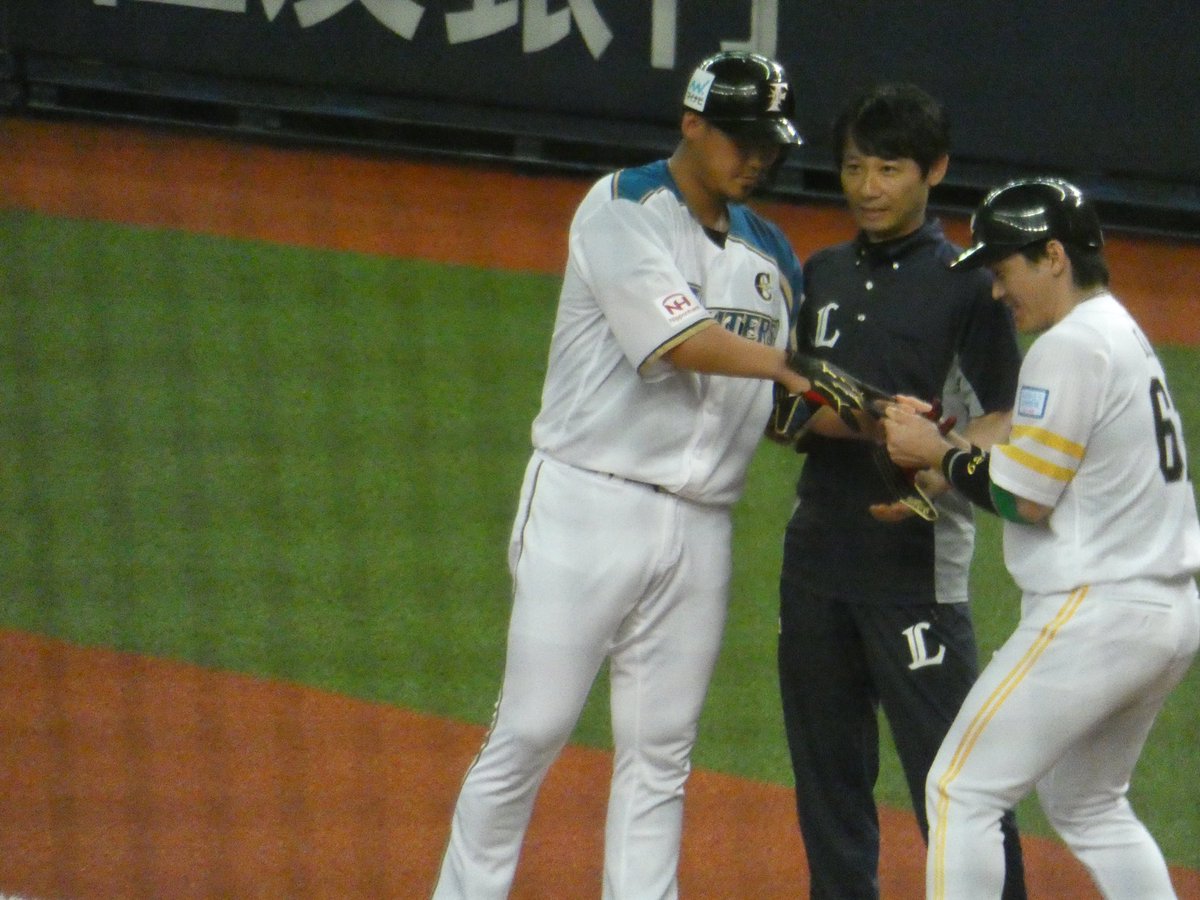 ただの赤木 中田翔さんがヒットを打って塁に出て 1塁コーチャー甲斐くんにバッテを渡すとこなんだけど ｗ 甲斐くんメッチャ引っ張ってるｗ 中田翔 甲斐拓也 18 7 13 オールスター