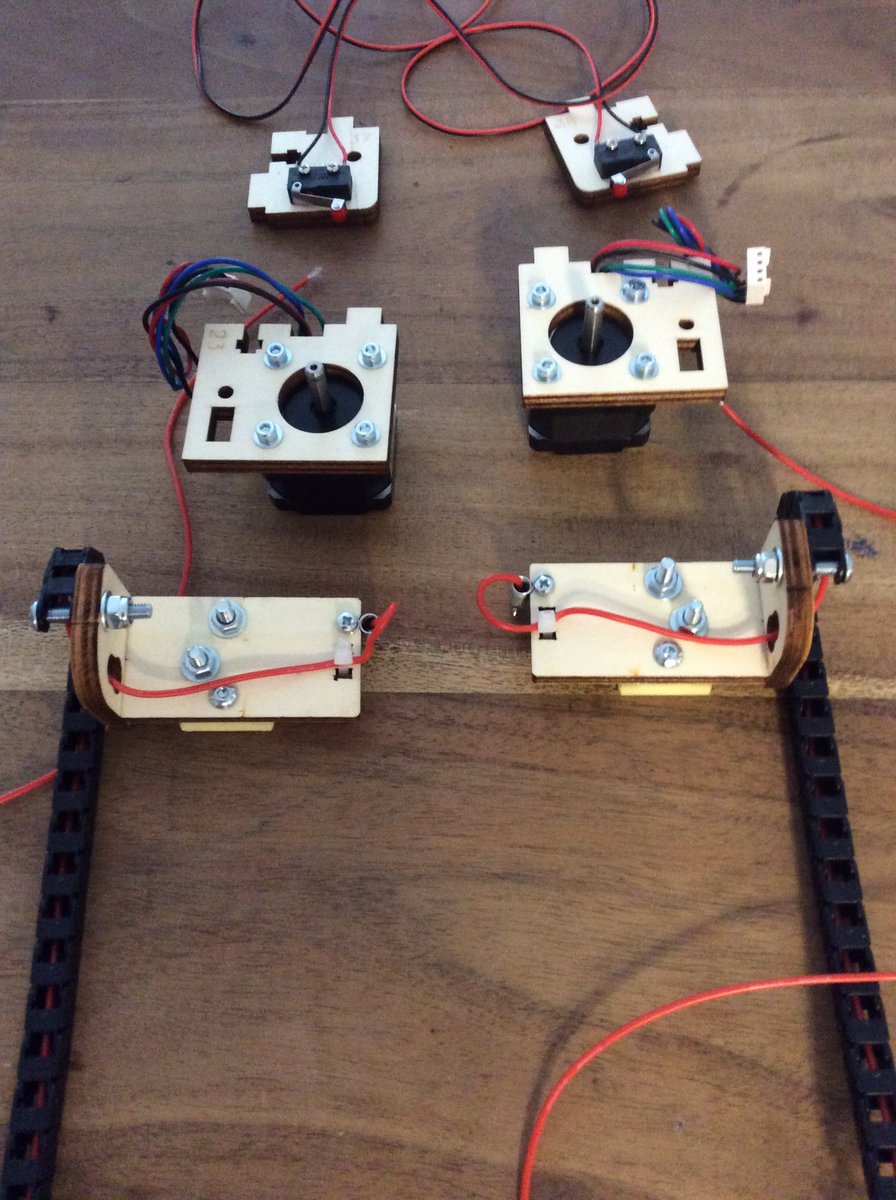 Imprimantes3D's tweet image. [Live Tweet MiniCut2d+] Les éléments de guidage 

Les 2 moteurs pas à pas Nema
Les chariots de l&apos;axe Z
Les deux EndStop 

On notera le soucis de l&apos;esthétique avec les passes câbles pour cacher les fils 😉

#maker #cncfab @elcp72 @MiniCut2d
