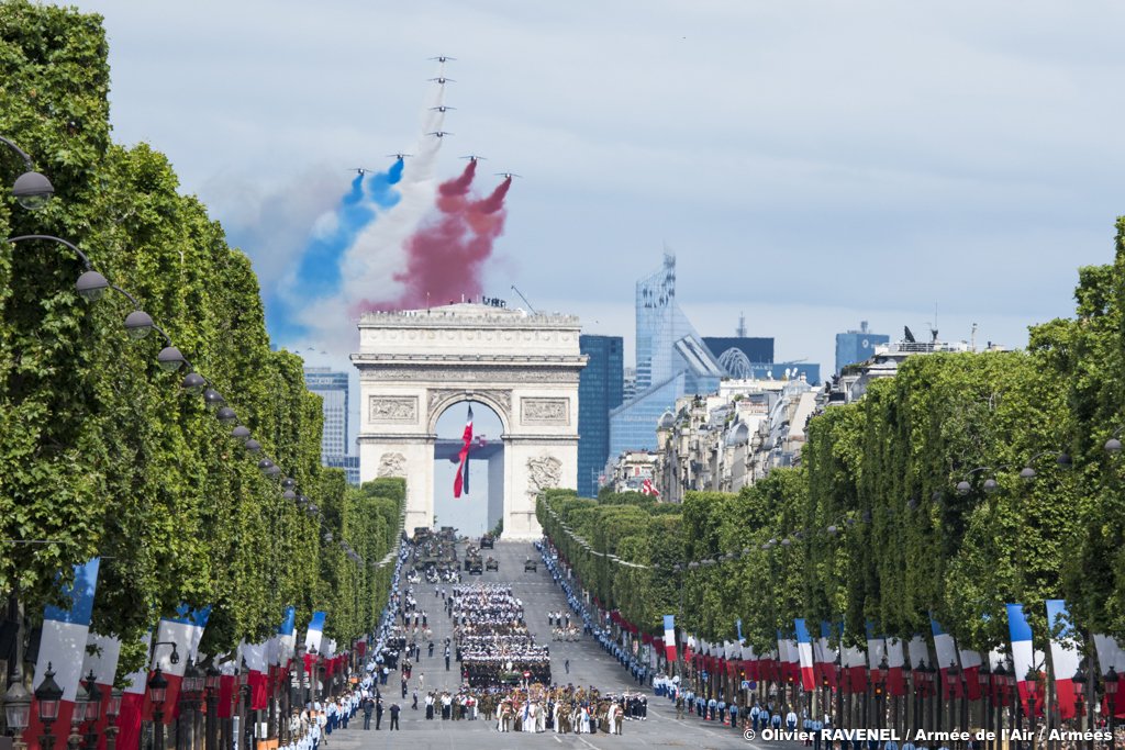 Aux militaires qui défilent le #14juillet : profitez de la vue sur les #ChampsElysées à travers nos vitrages ! La majorité des avions, hélicoptères et blindés de l’Armée française qui défilent sont équipés de vitrages transparents <a href="/saintgobain/">Saint-Gobain</a> Sully. Bonne fête ! 🇫🇷